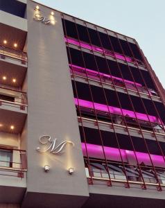 韦里亚马其顿酒店的建筑的侧面有 ⁇ 虹灯标志
