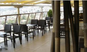 韦里亚马其顿酒店的餐厅里一排桌椅