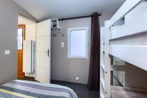 阿卡雄Location avec terrasse的一间小卧室,配有双层床和窗户