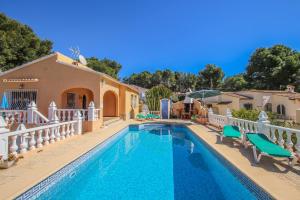 莫莱拉Sofia - holiday home with private swimming pool in Moraira的房屋前的游泳池