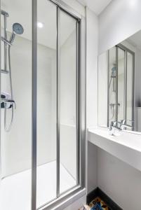 CourcouronneshotelF1 Evry A6的带淋浴、盥洗盆和镜子的浴室