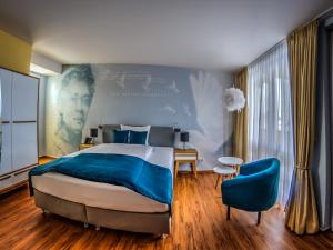 哥达Gästehaus Luise的一间卧室配有一张大床和一张蓝色椅子
