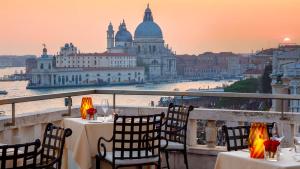 威尼斯Hotel Danieli, Venice的阳台享有城市美景,配有桌椅。