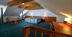 捷克布杰约维采德沃夏克酒店的配有一张床和一张桌子及椅子的房间