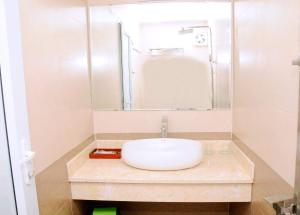 宁平Sunflower Hotel的一间带水槽和镜子的浴室