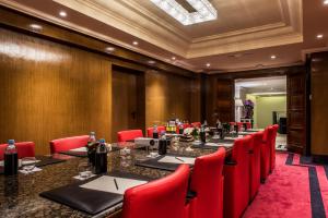 卡萨布兰卡卡萨布兰卡酒店的一间会议室,配有长桌子和红色椅子