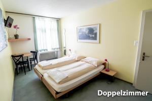 Hotel & Backpackers Zak Schaffhausen客房内的一张或多张床位