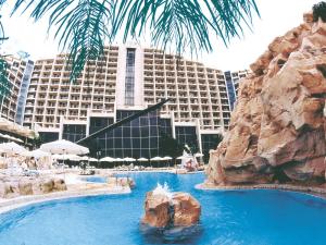 埃拉特丹埃拉特酒店的一座带游泳池和大型建筑的度假村