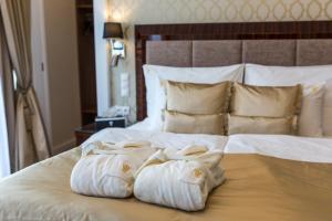 图尔钱斯凯特普利采Royal Palace的酒店客房的床上有两条毛巾