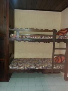 圣玛丽Villa Alexandra的客房内的两张双层床