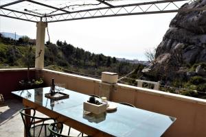 斯普利特Rock & Sun的山景阳台上的桌子