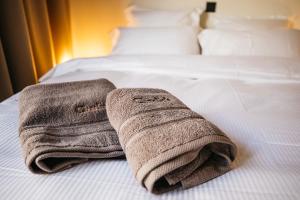 安特卫普Charlie's Bed & Breakfast的床上的两条毛巾