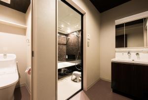 金泽INOVA金泽车站酒店的一间带卫生间和水槽的浴室