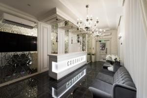克拉斯诺达尔Boutique-hotel Stolica的带沙发和吊灯的客厅