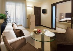 圣贝内代托-德尔特龙托尹朋里亚酒店的带沙发和玻璃桌的客厅