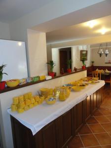 布雷兹诺埃卡旅馆的长长的柜台,上面有黄色的碗和盘子