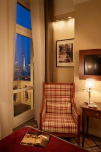 布达佩斯幻影梅迪奇酒店 的客厅配有椅子和窗户