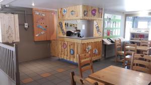 雷莱克斯VVF Les Monts Jura的厨房配有木制橱柜和桌椅