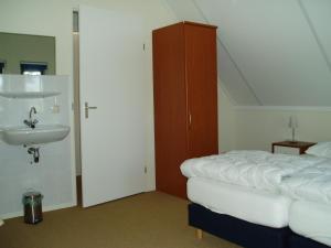 SondelGaasthoeke的一间卧室配有床、水槽和橱柜