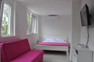 蒂瓦特Apartments Miana的白色的客房配有床和沙发