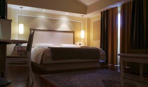 瓦拉诺德梅莱加里阿尔波哥德拉罗希亚酒店的酒店客房,配有床和镜子