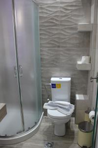 罗达奇诺圣母玛利亚旅馆的一间带卫生间和淋浴的小浴室