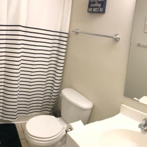 默特尔比奇Beach Escape 3的一间带卫生间和淋浴帘的浴室