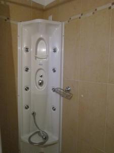 Kalyvia阿约利德斯酒店的带淋浴的浴室,带玻璃门