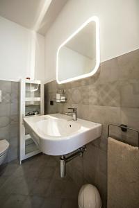布林迪西B&B Acquapazza的浴室设有白色水槽和镜子