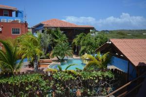 Sabana Westpunt诺斯克鲁塞罗公寓酒店的一个带游泳池和棕榈树的度假村