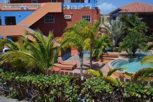 Sabana Westpunt诺斯克鲁塞罗公寓酒店的享有度假村的空中景致,设有游泳池和棕榈树