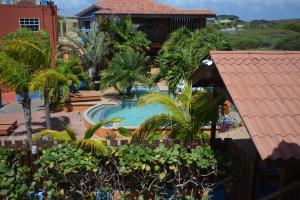 Sabana Westpunt诺斯克鲁塞罗公寓酒店的享有棕榈树游泳池的顶部景致