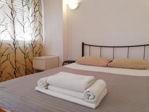雅典斯夫格斯54旅馆的一间卧室配有带毛巾的床