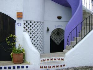 科苏梅尔阿马兰托住宿加早餐酒店的一座有楼梯和门的房子
