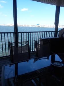大洋城Bahama Princess Condos的水景阳台的桌椅