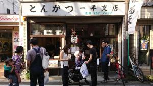 东京希娜一平酒店的一群人站在商店外面