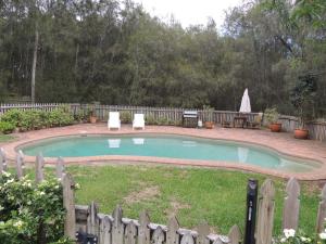 波高尔宾马车葡萄园精品酒店 的庭院中带围栏的小游泳池