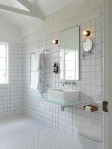 欧尼罗亚奥斯特酒店的白色的浴室设有水槽和镜子