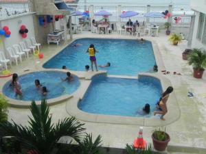 通苏帕Casa y Mar Hotel的一群人在两个游泳池玩耍
