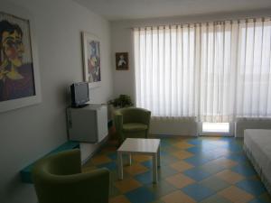 索佐波尔Villa Flaga的客厅配有沙发、椅子和桌子