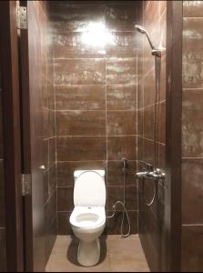 新加坡亚特兰蒂斯豆荚旅馆@小印度的一间带卫生间和淋浴的浴室