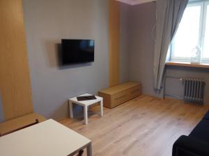 比亚韦斯托克Nordic Apartamenty Malmeda的客厅的墙上配有平面电视。