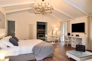 里奥马哲雷Terra Prime Suite的一间卧室配有一张大床和一个吊灯。