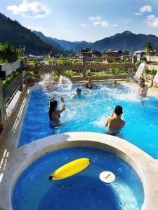 廷戈玛丽亚Shushupe Hotel的一群人在游泳池玩耍
