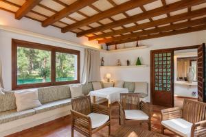 阿尔库迪亚Villa Bonaire的客厅配有沙发和桌椅