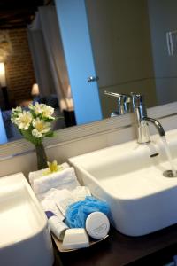 Los Santos de la Humosa罗马教皇酒店的浴室配有盥洗盆、镜子和毛巾