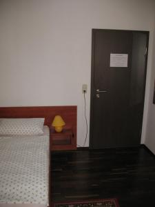 魏玛欣茨昆茨酒店的卧室设有门、床和灯