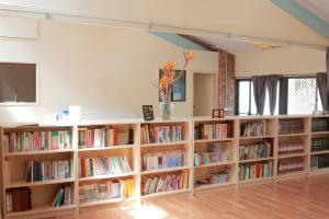 斯普林伍德Springwood Meditation Centre 春木禪修渡假中心的书架上装满书的书库