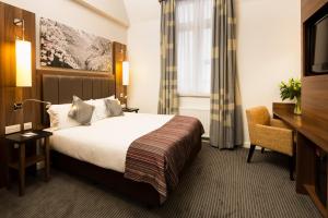 达灵顿达灵顿国王美居酒店的酒店客房,配有床和电视