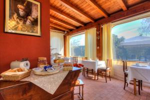 卡瓦利诺B&B A Casa di Marta的一间带桌椅和大窗户的用餐室